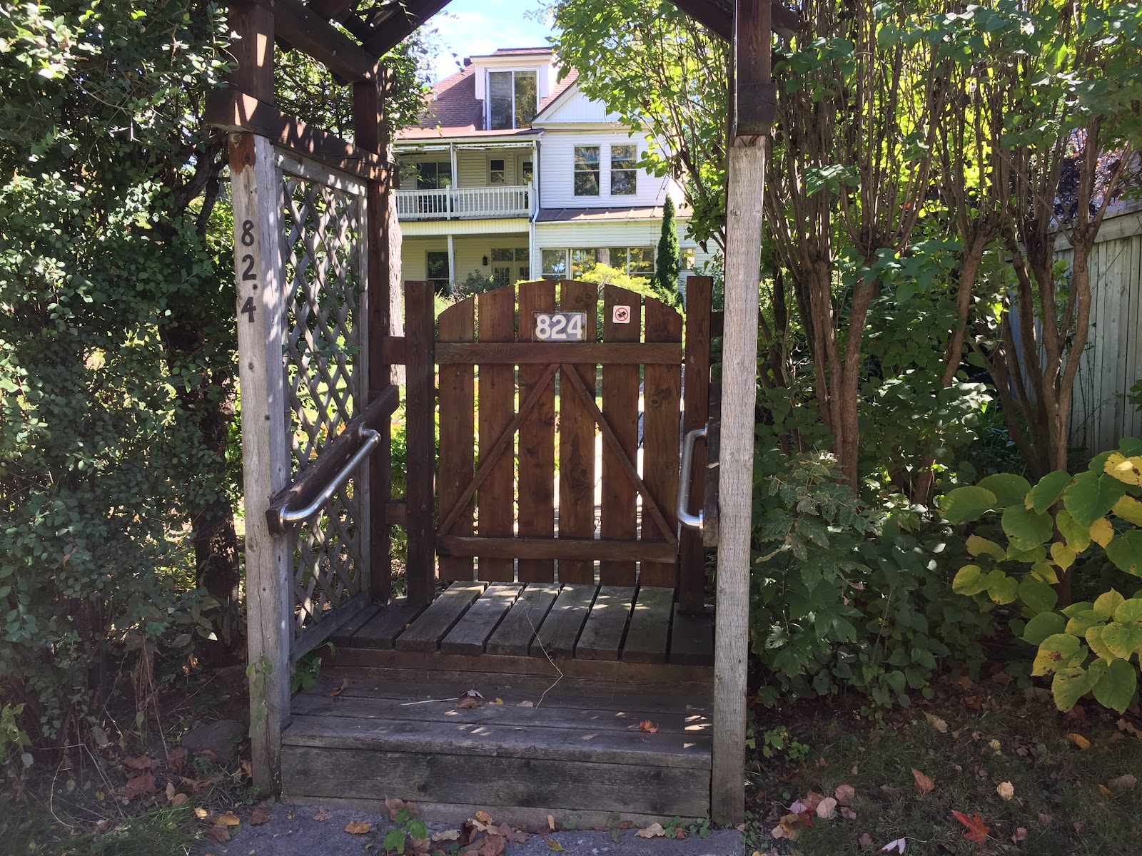 Entrance on Stanley Park from the sidewalk