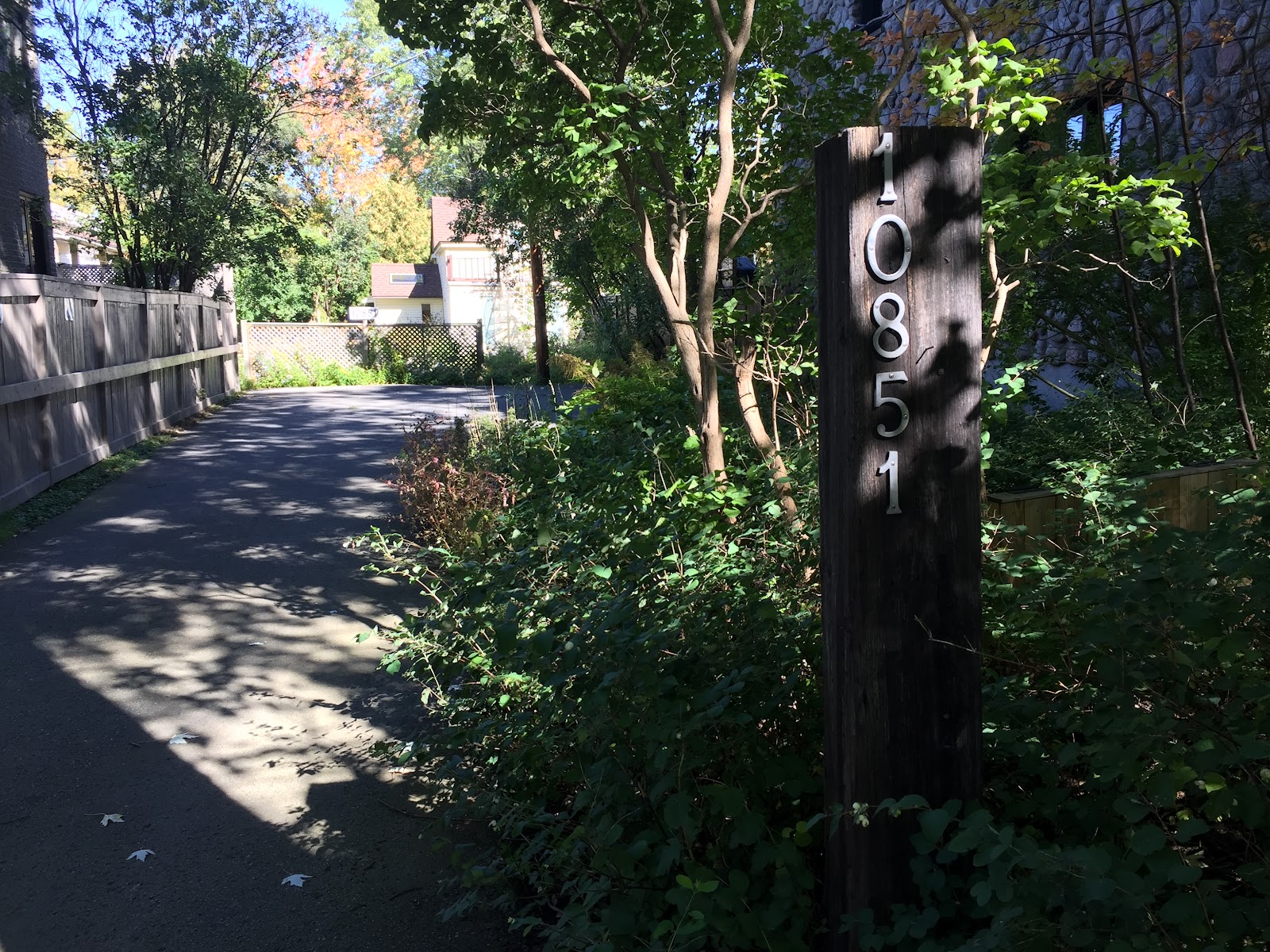 Entrée rue St-Hubert vue du trottoir